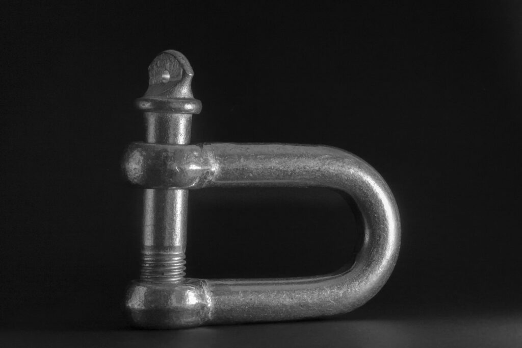 What is a d shackle and how is it used in lifting applications 3 D shackle